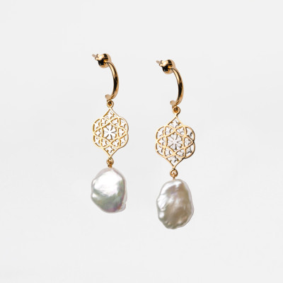 Arabesque Half Hoop Earring with Keshi Pearl in 18K Gold
