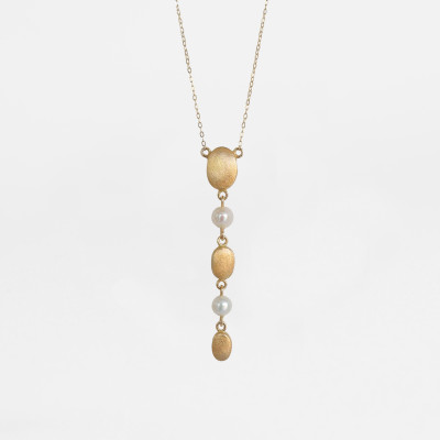 Yawmi Oval Brushed Necklace with Pearls in 18K Gold