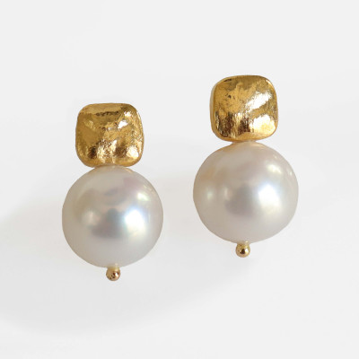 Yawmi Earring with Pearls in 18K Brushed Gold