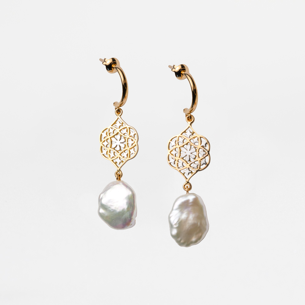 Arabesque Half Hoop Earring with Keshi Pearl in 18K Gold