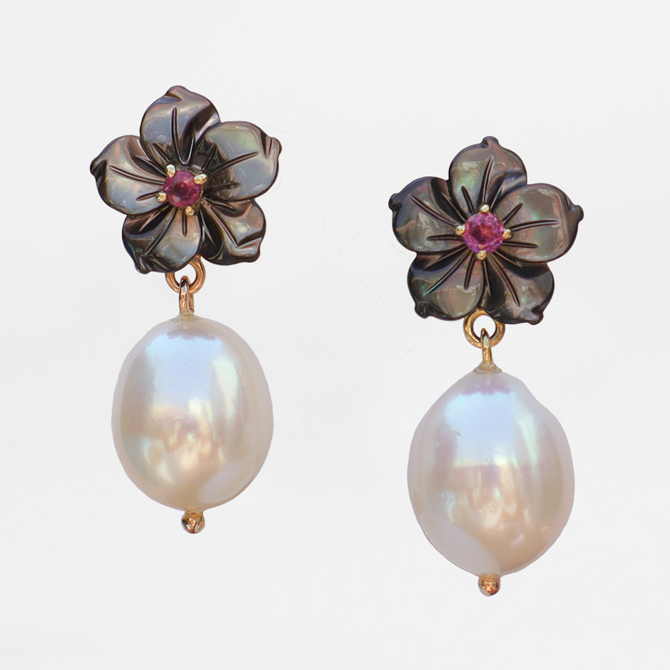 Yawmi Black Mother of Pearl Earring with Pearl in 18K Gold