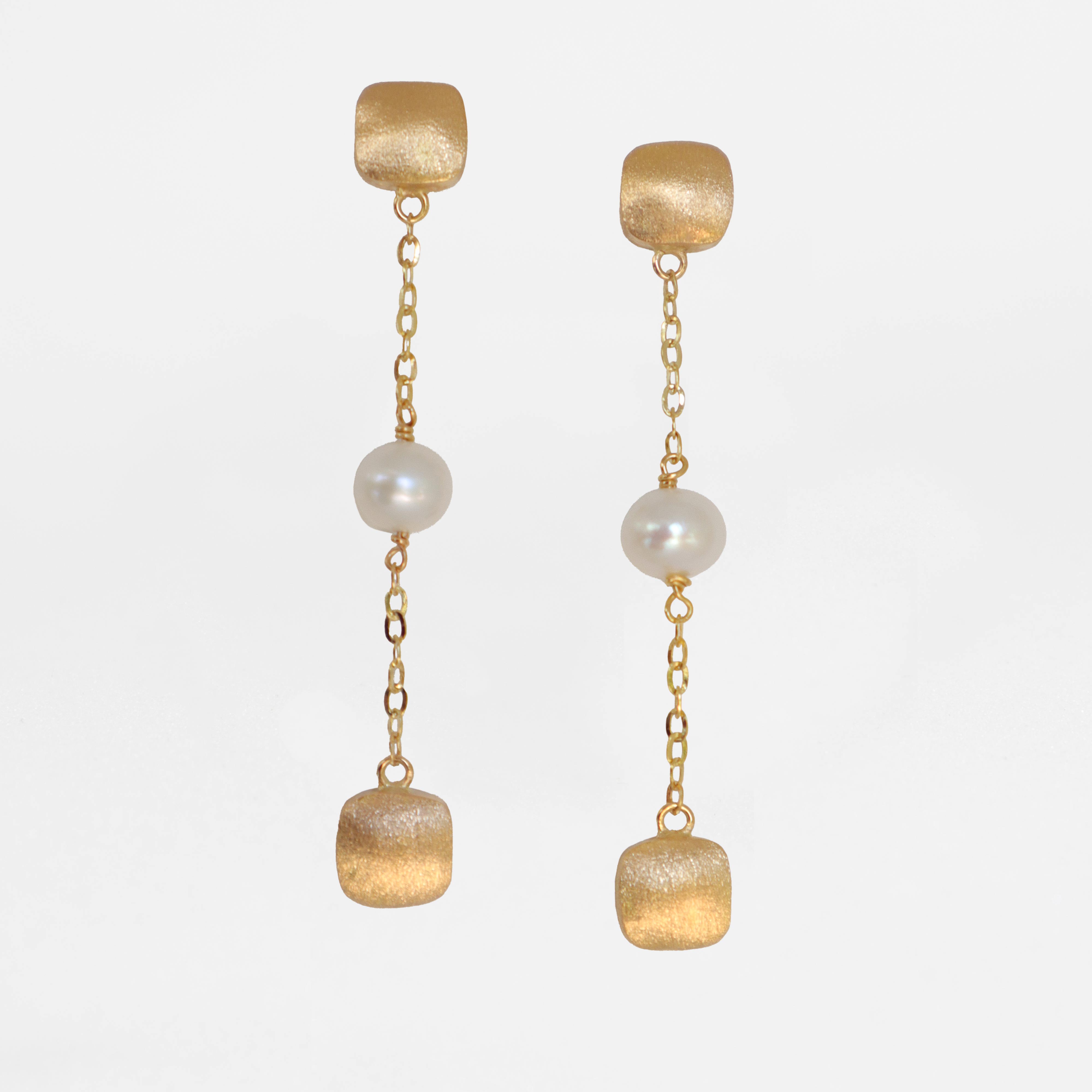 Yawmi Brushed 18K Gold Chain Earring with Pearls