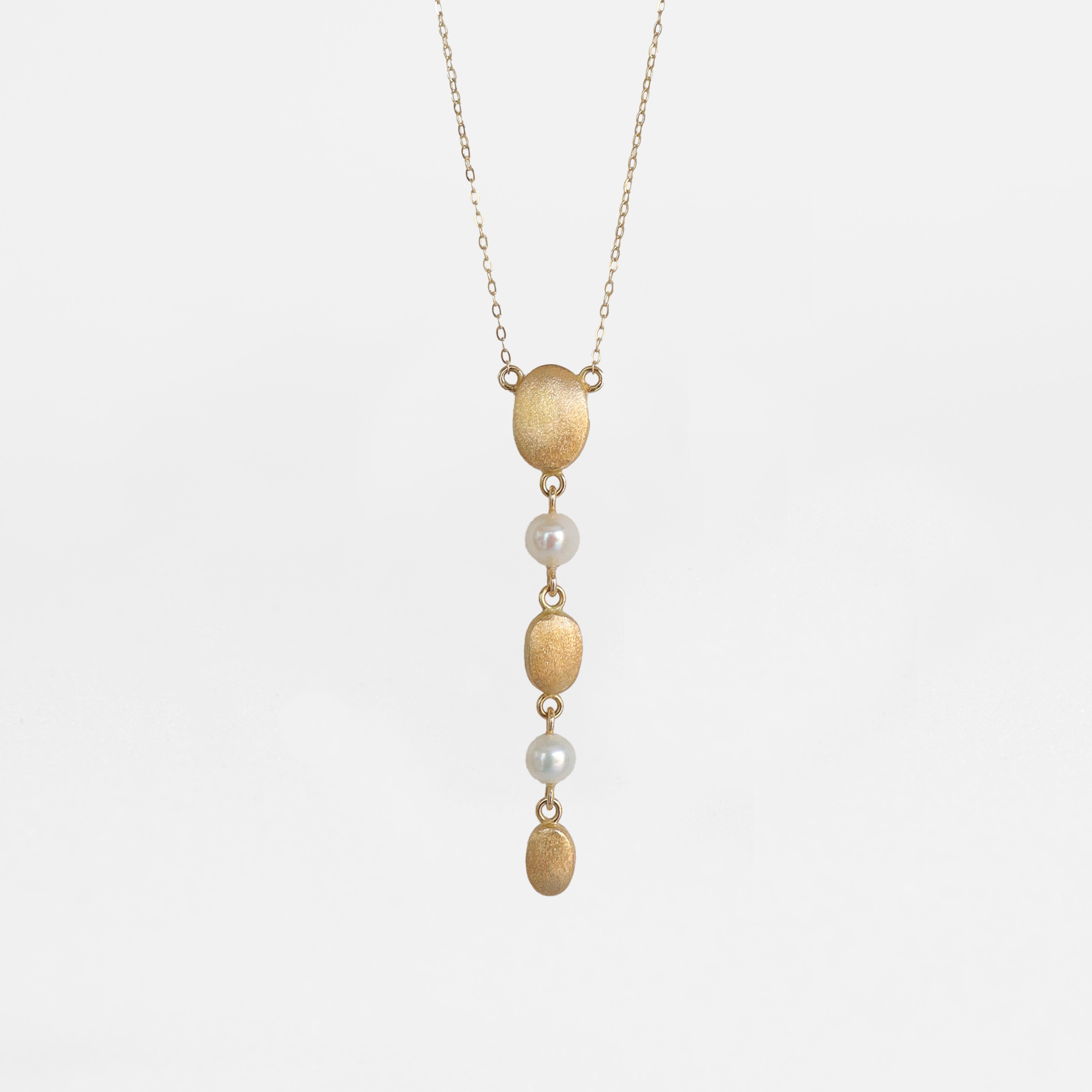 Yawmi Oval Brushed Necklace with Pearls in 18K Gold